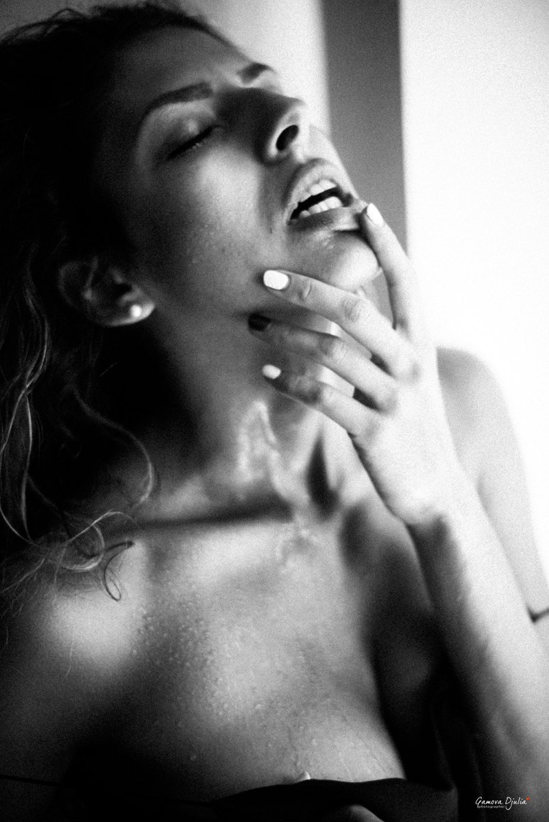 Calla—
cuando me encuentres.

Que afuera muera todo.

Aquí—
solo hambre.
Tus gestos,
mis instintos,
devorándose lento.

Y en tu centro…
me pierdo.

°𝐆𝐢𝐫𝐞á𝐧 𝐃𝐢 𝐋𝐮𝐜𝐚