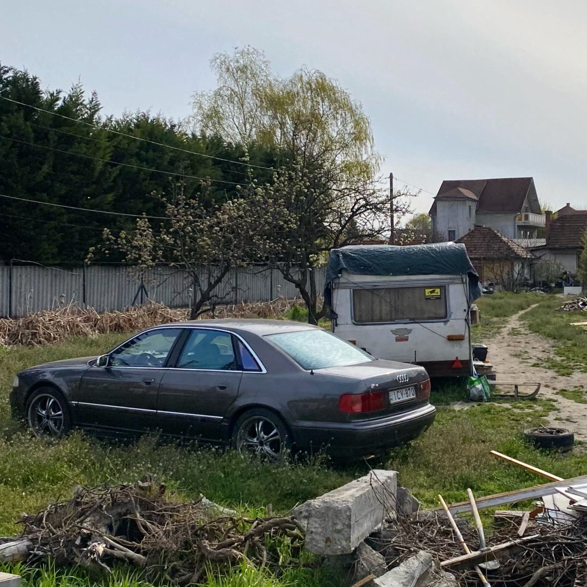 DeadCarWalking's tweet image. Lost for many years, but we found it!
This neglected, faded S8 is the respayed getaway car from Ronin.
This car deserves better.

Audi S8 4.2 (1st gen pre-facelift, 1996) spotted in Hungary.

#Audi #AudiS8 #Ronin