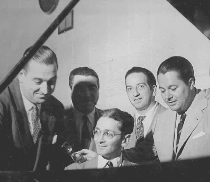 En Radio El Mundo de Buenos Aires gentes esenciales del tango y la cultura Argentina. Sentado al piano el camarada Osvaldo.y de pie de izquierda a derecha: Tanturi, Francini, el gallego Floreal y Pichuco.