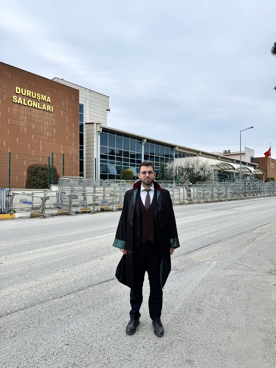 sinanicinn's tweet photo. Bugün, başta Ekrem Başkanımız olmak üzere haksız biçimde yargılanan tüm belediye başkanlarımıza destek olmak için Silivri’deydik.

Başkanlarımızın her biri, kendilerine yöneltilen tüm haksızlıklara rağmen dimdik ayakta, kararlı ve umutluydu.

Duruşma salonunda yapılan savunmaları dinledikçe, yalnızca başkanlarımıza değil, bu ülkenin masum insanlarına da ne denli büyük bir haksızlık yapıldığını bir kez daha derinden hissettim. Çünkü dava dosyasındaki iddiaların, kendi içinde dahi tutarlılık taşımayan, dayanaksız ve temelsiz iddialar olduğu açıkça görülüyordu.

Genç bir Hukukçu olarak, hukukun siyasi hesaplara değil adalete hizmet etmesi gerektiğini bir kez daha vurguluyorum. Bizler, adaletin, demokrasinin ve halk iradesinin yanında olmaya devam edeceğiz.