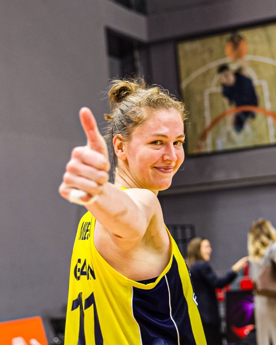 Angela🦊💛💙 tweet media