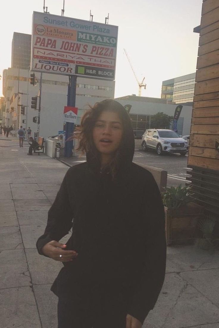 g ✶ MET ZENDAYA tweet media