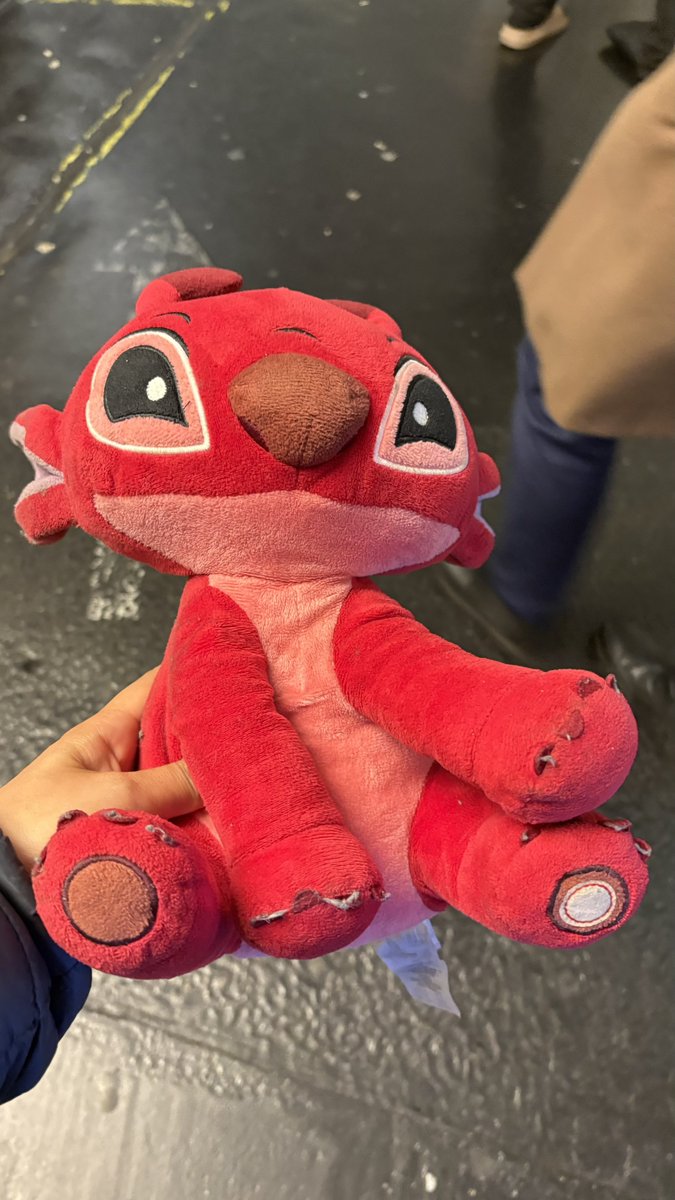labar0nn3_'s tweet photo. Peluche trouvée à Châtelet à côté du tapis roulant à la sortie de la ligne 11 (en allant vers le RER B), je vais le donner à une personne de la RATP pour les objets trouvés…. #BouteilleALaMer https://t.co/MZ5tpIui6N