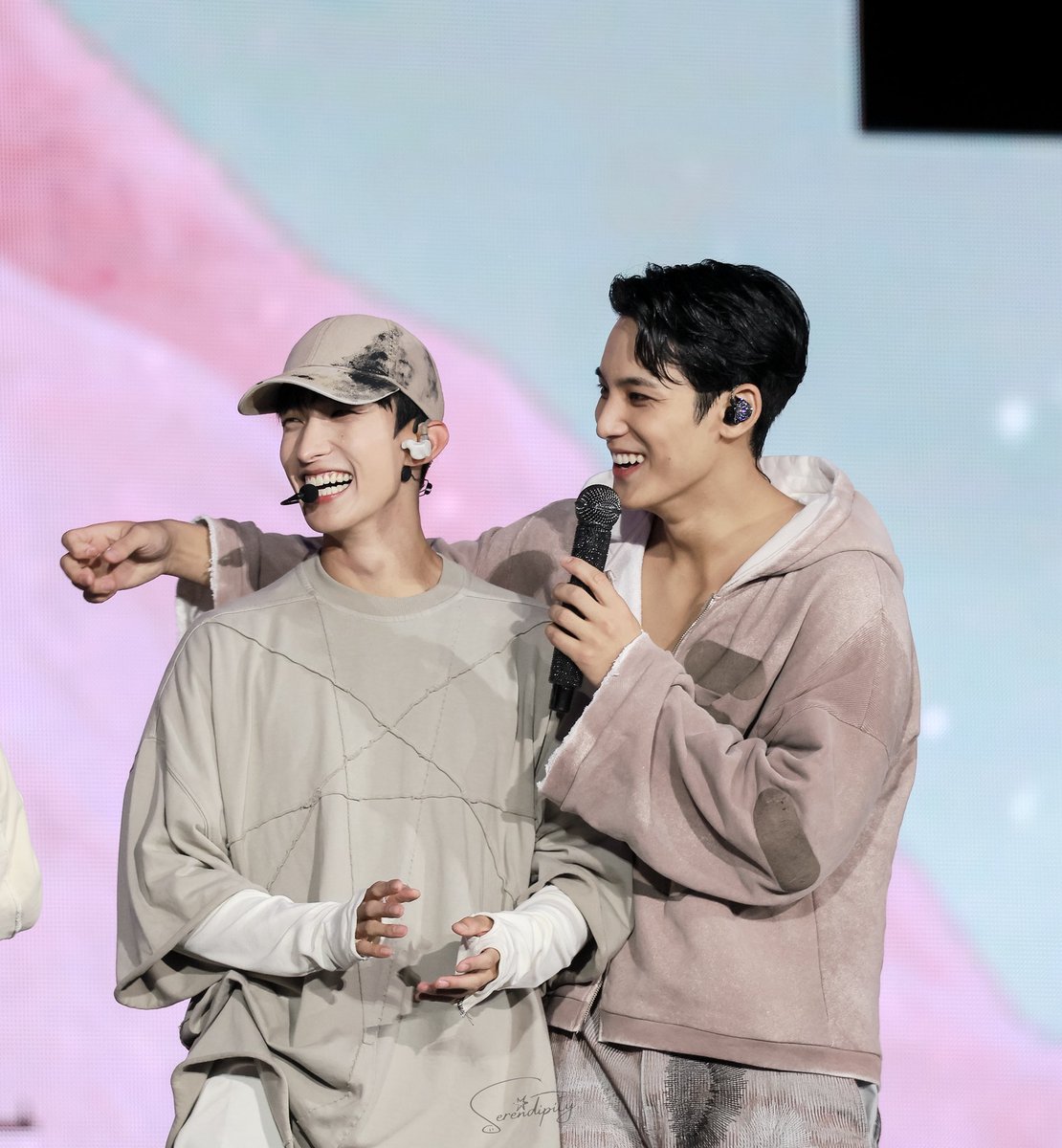 serendipper1047's tweet photo. 나의 귀여운 강아지들🫶🏻🐶

#Aprilfoolsday 
#도겸 #DK #ドギョム #DOKYEOM #道兼 #碩珉 #이석민 #MINGYU #민규 
#세븐틴 #SEVENTEEN https://t.co/uRxt7VAtUO