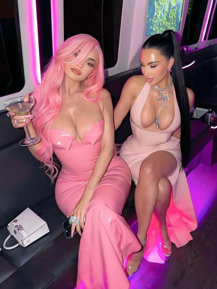 Kylie Jenner &amp; Kim Kardashian 🤯