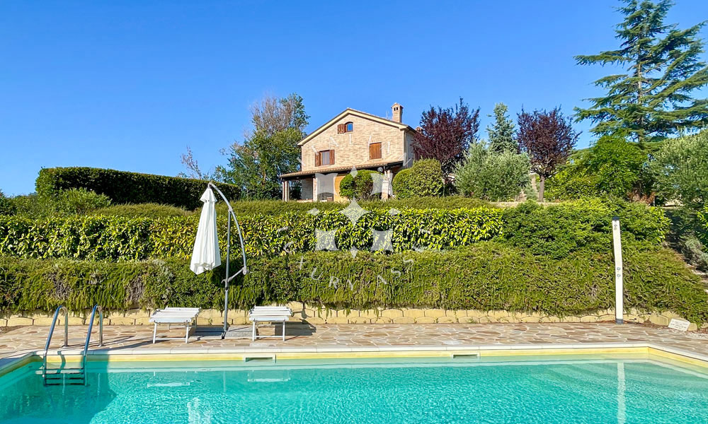 italianhouses's tweet photo. 🇮🇹🌿Amid the rolling #Fermano hills, near #Servigliano, this splendid villa features landscaped gardens, panoramic pool and 1 ha of agricultural land
🏡An idyllic retreat offering timeless #Italian charm
💶€630,000
https://t.co/DgA4yAfAt4
#Marche #LeMarche #Fermo #PropertyItaly https://t.co/52LBuWo5bD