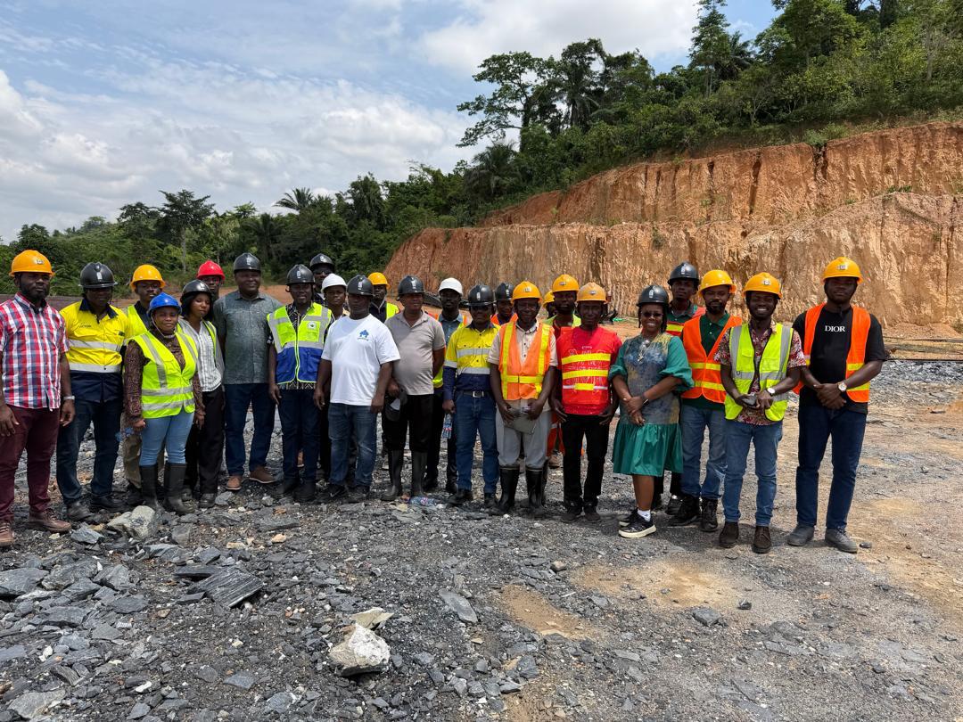 mincommgh's tweet photo. Minerals Commission Delegation, Led by Deputy CEO, Small Scale &amp; Industrial Minerals, Mr. Maxwell Y. A. Klu, Tours Ashanti Region, Engages Traditional Leaders, and Inspects Model Small-Scale Mining Operations.

Read more here: https://t.co/P8GKymeOCs https://t.co/6QDdxgfZig