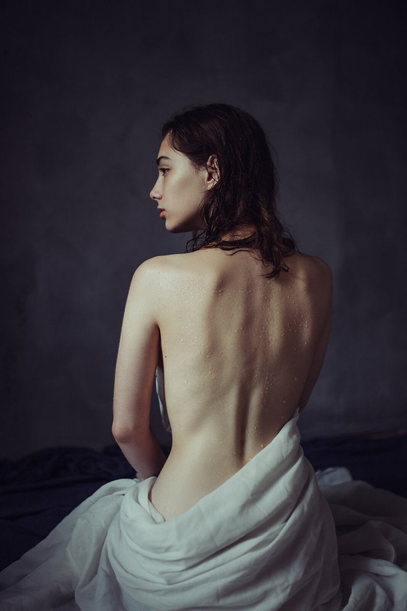 Es otra cosa…
más honda,
más húmeda,
más tuya.

Te suelto—
y me hundo,
como si perderte
fuera otra forma
de tenerte
por dentro.

No te nombro—
te respiro,
lento,
oscuro.

Y aunque no estés…
algo en mí
te sigue tocando
desde donde arde.

°𝐆𝐢𝐫𝐞á𝐧 𝐃𝐢 𝐋𝐮𝐜𝐚