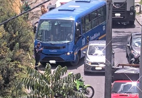 Siniestro vial entre un bus y un vehículo particular en la localidad de Suba, a la altura de la Calle 170 con Carrera 91, en sentido oriente–occidente. En el lugar hacen presencia unidades de <a href="/TransitoBta/">Policía de Tránsito Bogotá</a> y servicio de ambulancia.