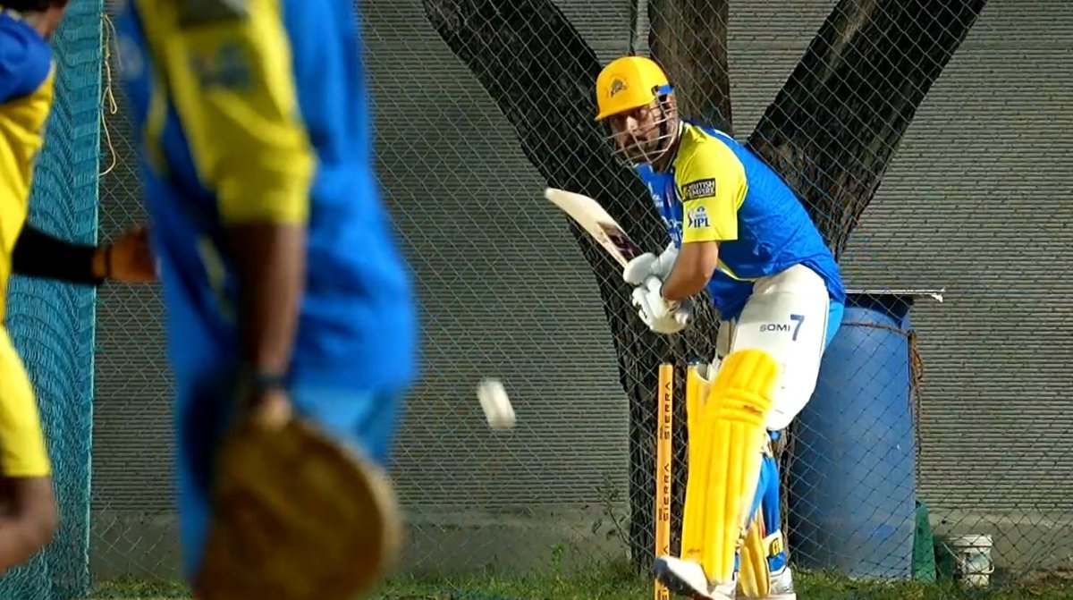 Even with the injury, This man is giving his all for CSK. Peak dedication levels.🫡🔥