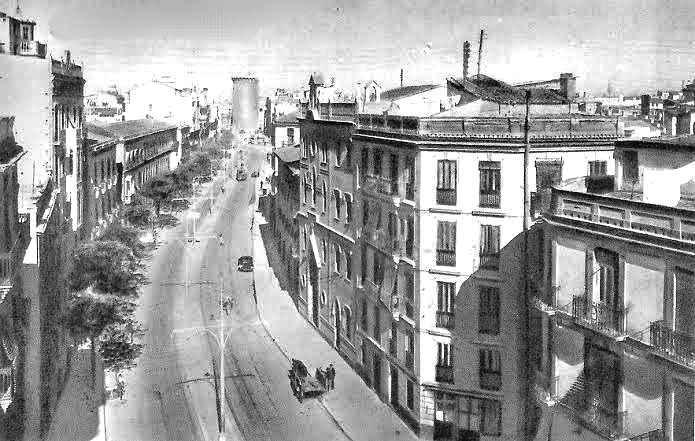 València, anys 1930. Vista del carrer Guillem de Castro. Al fons s'hi albira el portal de Quart.
