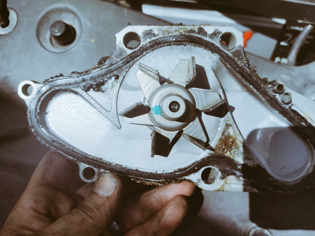 hickle_v's tweet photo. Someone went this deep into this Honda J35 V6 engine and then used rtv instead of a new o-ring. . . why?! 🤦‍♂️ https://t.co/3AfnHCEECE