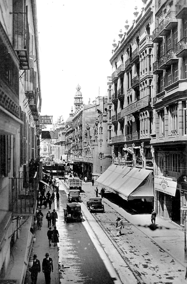 València, anys 1940. Foto de l'actual passeig de Russafa. Al fons s'hi albira la torre de l'edifici de Correus.