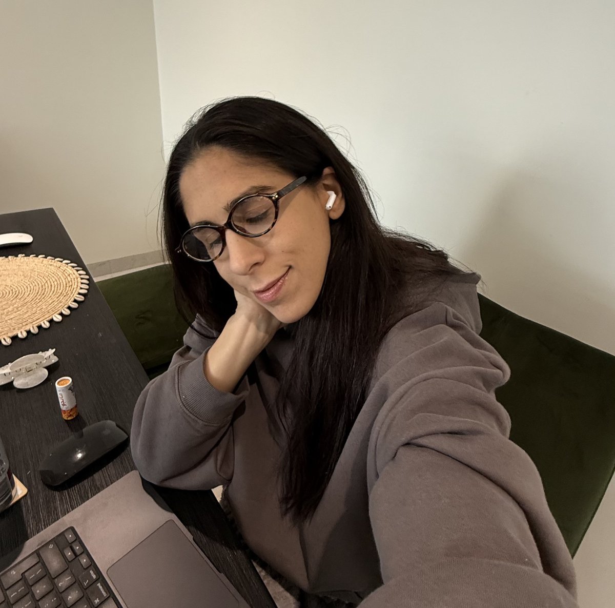 trying to juggle everything right now:

→ freelance work (to get out of debt)
→ building Fit Locker
→ learning AI tools
→ staying consistent with content 

it’s a lot

but i'm realizing that i don’t need more motivation…
i just need a better system

sooo help a girl out,