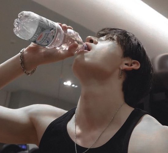 gnabnahc_luvs's tweet photo. you’re actually sick if you find this attractive 🚬 https://t.co/Vvb2NvIF8j