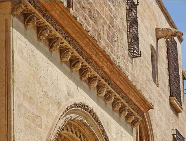 La porta de l’Almoina de la Catedral de València, construïda en el segle XIII, presenta per damunt de la seua arcada 14 retrats escultòrics, corresponents a 7 parelles. Els seus noms apareixen escrits a la façana. És un enigma saber a qui representen: actualidadvalencia.com/passejantvalen…