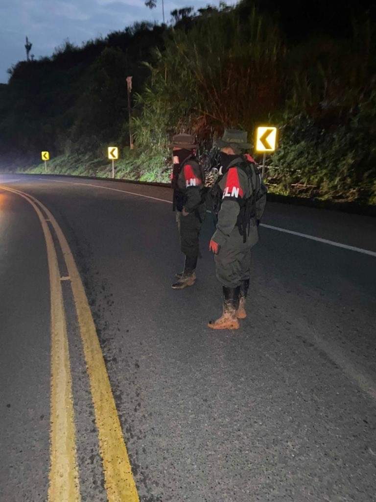 AnalistaClara2's tweet image. ¡Qué descaro! El Pacto "Histórico" y su brazo armado anoche al pare er en la Vía Panamericana entregando volantes a viajeros. 🤔 ¿Campaña o amenaza criminal? ¡Colombia se respeta! 🇨🇴 #FueraPetro #Orden