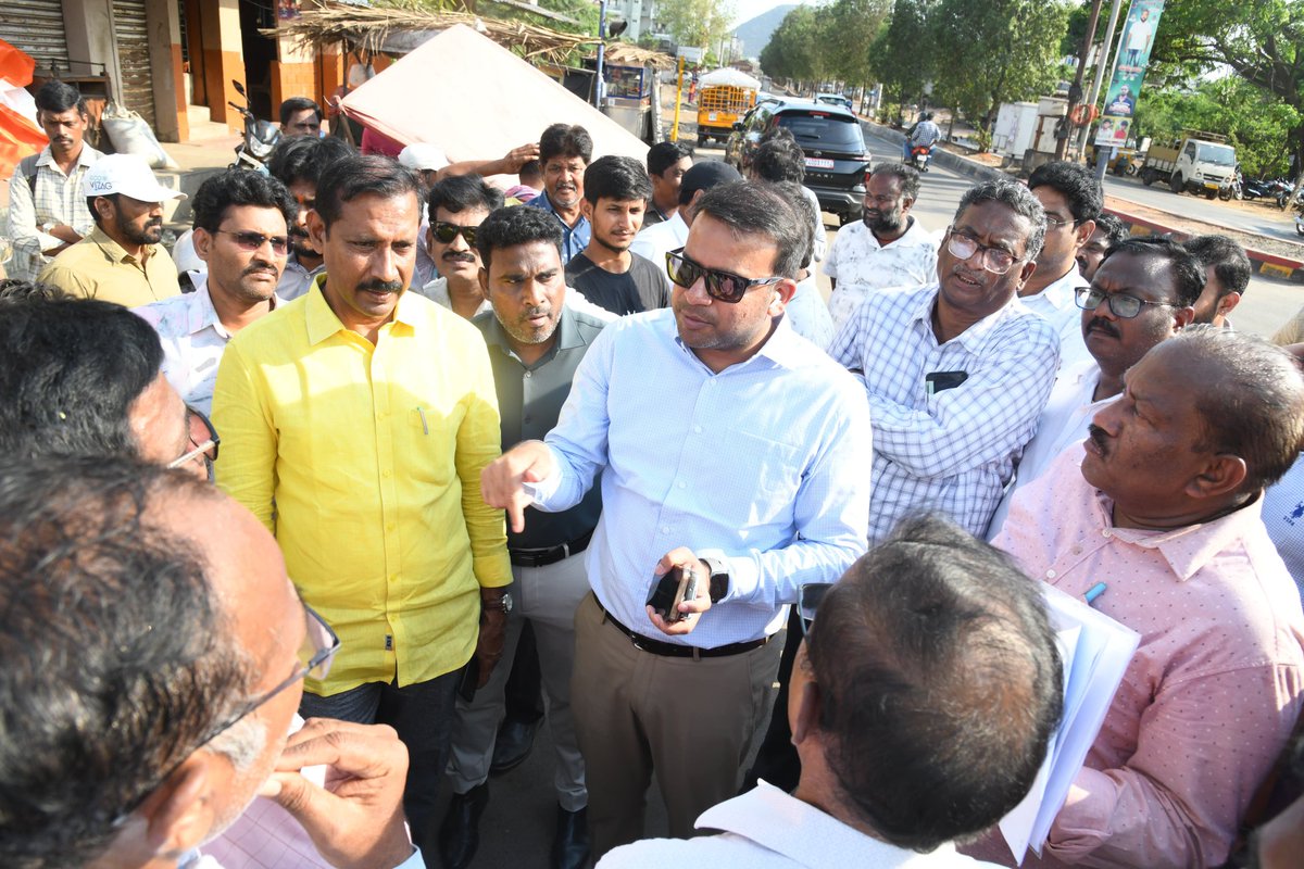 GVMC_VISAKHA's tweet photo. GVMC Commissioner Shri Ketan Garg, IAS, along with Gajuwaka MLA Shri Palla Srinivasa Rao, inspected the proposed road widening works on Kanithi Road from Vantillu Junction to Jaggu Junction in Gajuwaka Zone and directed officials to begin the works at the earliest.

During the inspection of the 1.3 km proposed stretch, the MLA highlighted the severe daily traffic congestion on the road and the inconvenience caused to commuters and local residents, urging immediate commencement of the widening works.

Responding to the request, the Commissioner informed that tenders for the 1.3 km road widening project have already been finalized and that the works will begin shortly. He instructed Engineering and Town Planning officials to ensure smooth execution of the project without causing inconvenience to the public.

#GVMC #KetanGarg #Gajuwaka #RoadWidening #TrafficRelief 

@AndhraPradeshCM 
@Ketangargmickey  
@SwachhBharatGov 
@SwachhaAndhra 
@SwachSurvekshan 
@swachhbharat 
@MoHUA_India 
@AmritMahotsav 
@CDMA_Municipal 
@pibvijayawada