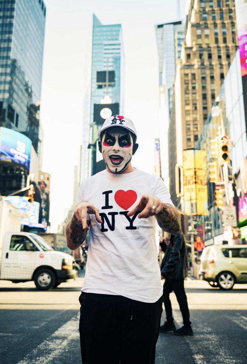 EVILlSMS's tweet photo. ⠀⠀⠀

in new yorkhausen, concrete jungle where dreams are made of, there’s nothin' you can't do. now you're in new yorkhausen , these streets will make you feel brand new. big lights will inspire you. let’s hear it for new yorkhausen, new yorkhausen, new yorkhausen!

⠀⠀⠀ https://t.co/9v6LblXb80