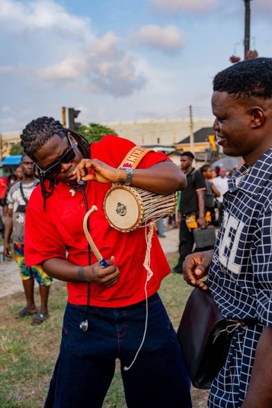 finotweets's tweet photo. People showed up at Enugu  with all sorts of things to represent their different sides, even a talking drum 

Asherkine couldn’t believe his eyes when he saw that one.
#EverySideofYou https://t.co/escic9Ei5O