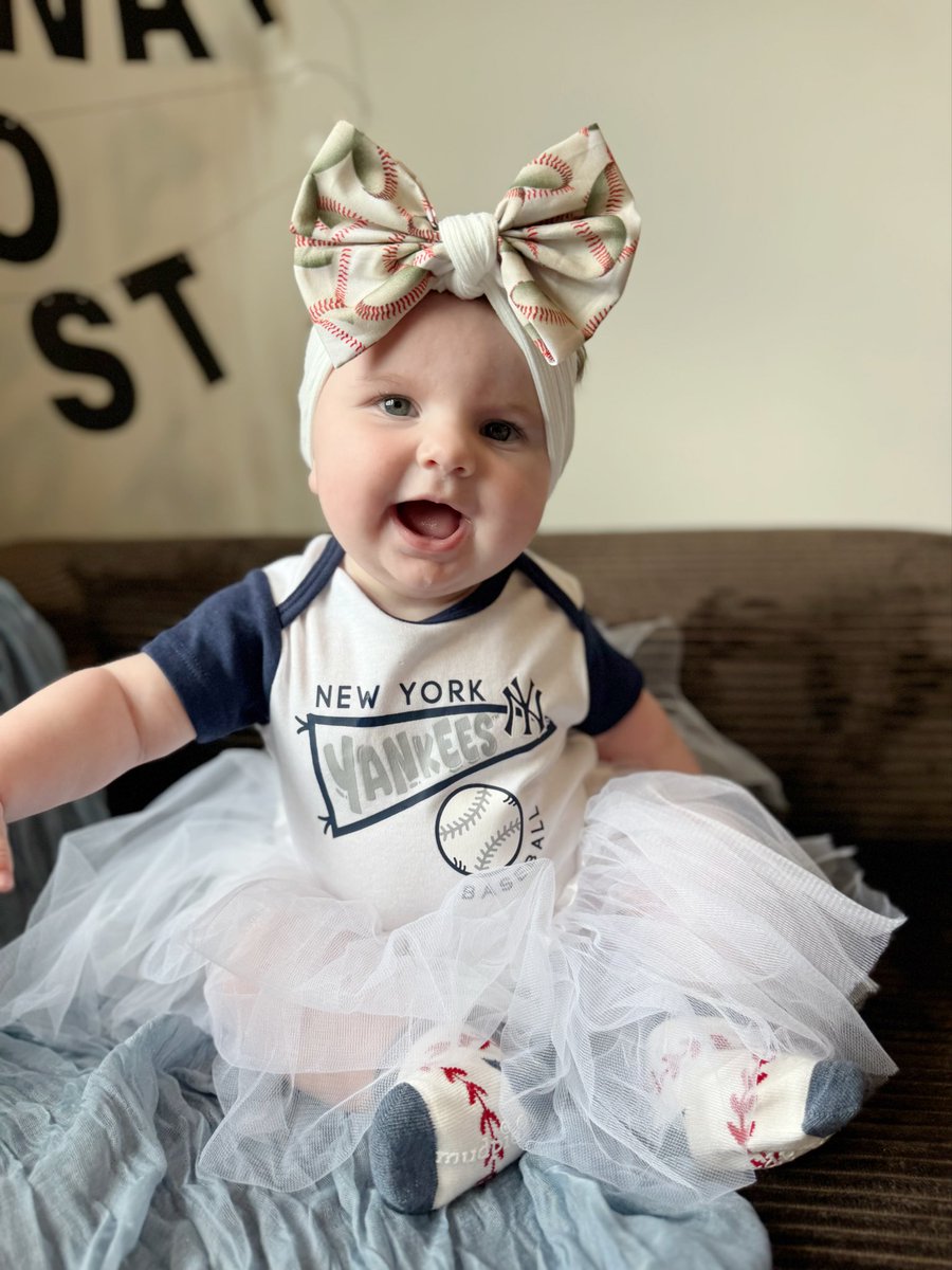 mamaclaire99's tweet image. Halfway to FIRST!⚾️💙  #6monthsold 
Outfit: Onesie @MLB 
Tutu &amp;amp; Bow by mom🫶 
@Yankees #PinstripePride