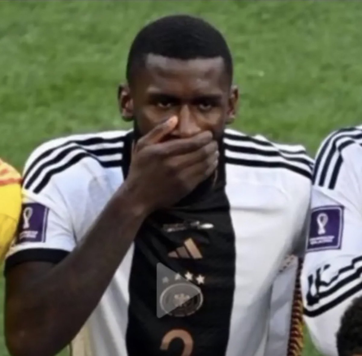 ساخر tweet media