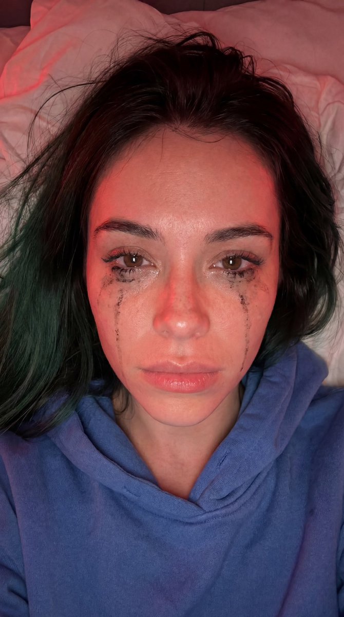 LeyaMillar's tweet photo. @twetsfyp My boyfriend just broke up with me because i colored my hair green without telling him😭 Since everybody here is questioning if her pants is attractive i probably lost this „game“ with my hair lol 😝😭😭 https://t.co/Y1ARmFOfdt