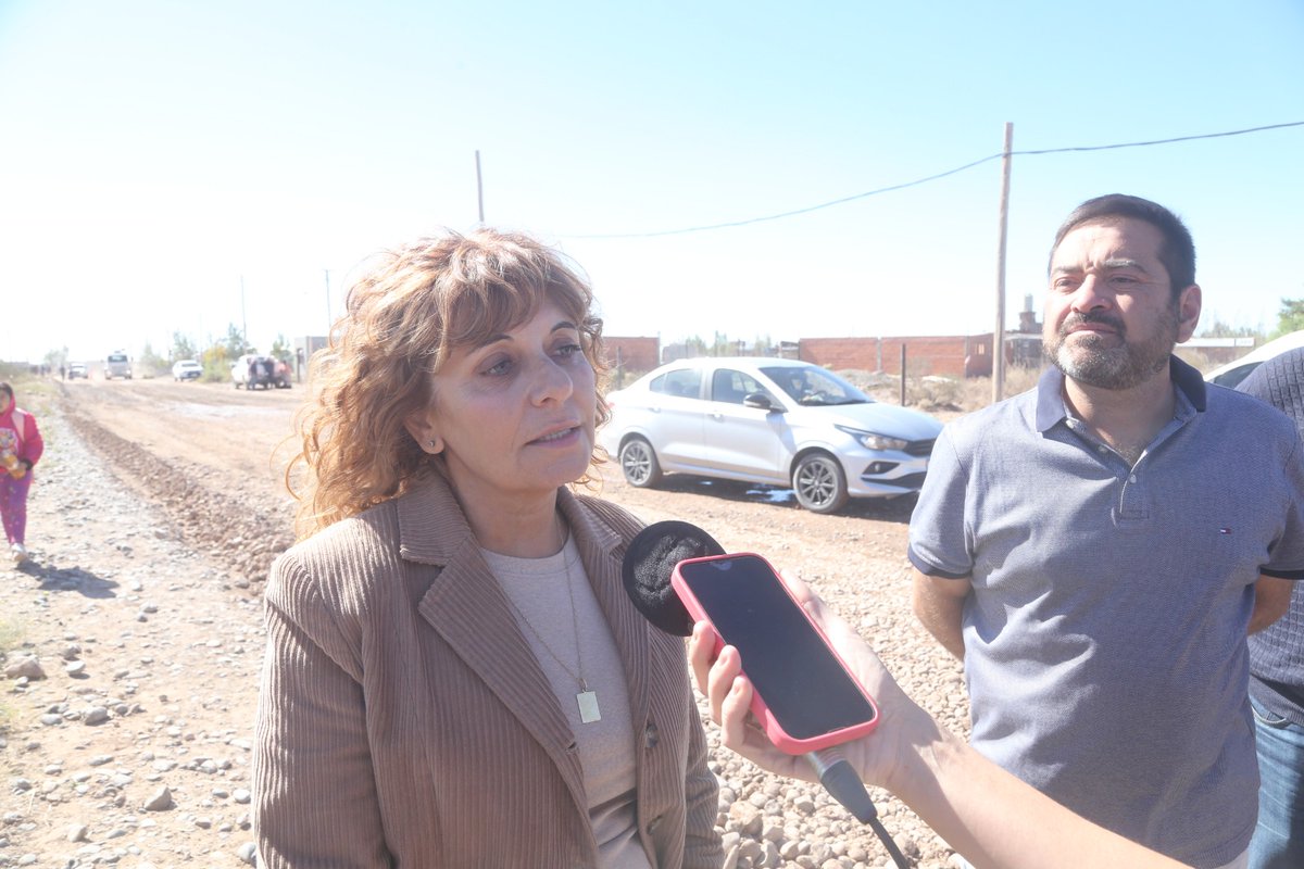 tanapasqualini's tweet photo. 🚧 Apertura de calles en Colonia Nueva Esperanza, sector El Jarillal. Un paso clave para garantizar el ancho necesario y avanzar con la readecuación de líneas eléctricas ⚡️
Seguimos trabajando para que los servicios lleguen a cada punto de la ciudad
#MunicipalidadDeNeuquén https://t.co/c9zgX5d5NM