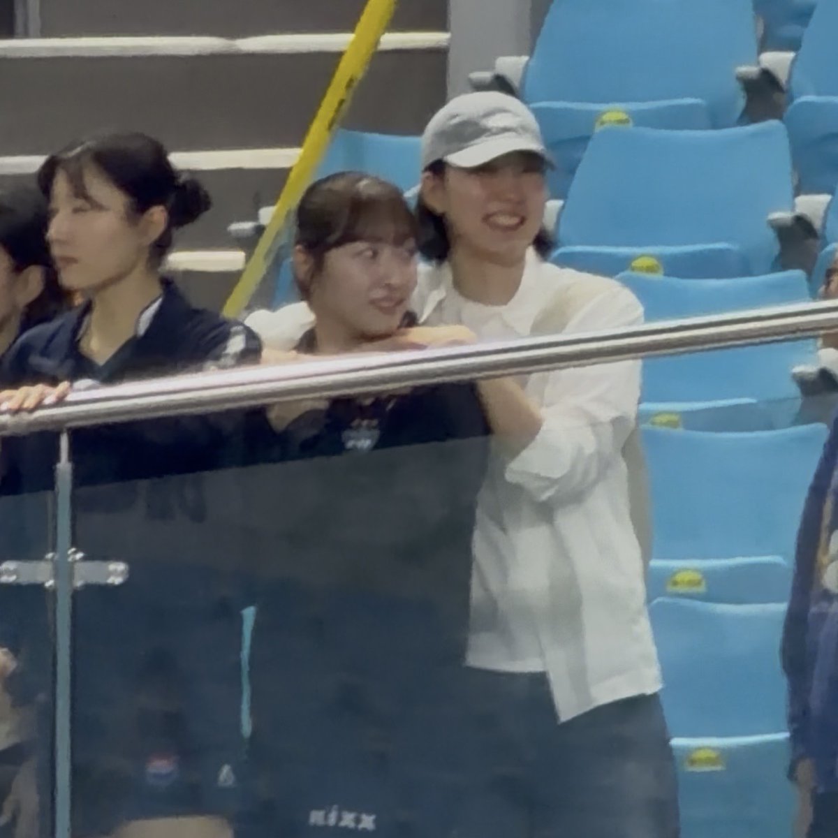 ssalobyul_choi's tweet photo. 여전한 수민맘 박정아 뭔 껌딱지 마냥 수민이한테 붙어잇음 https://t.co/sK6Jt72oVX