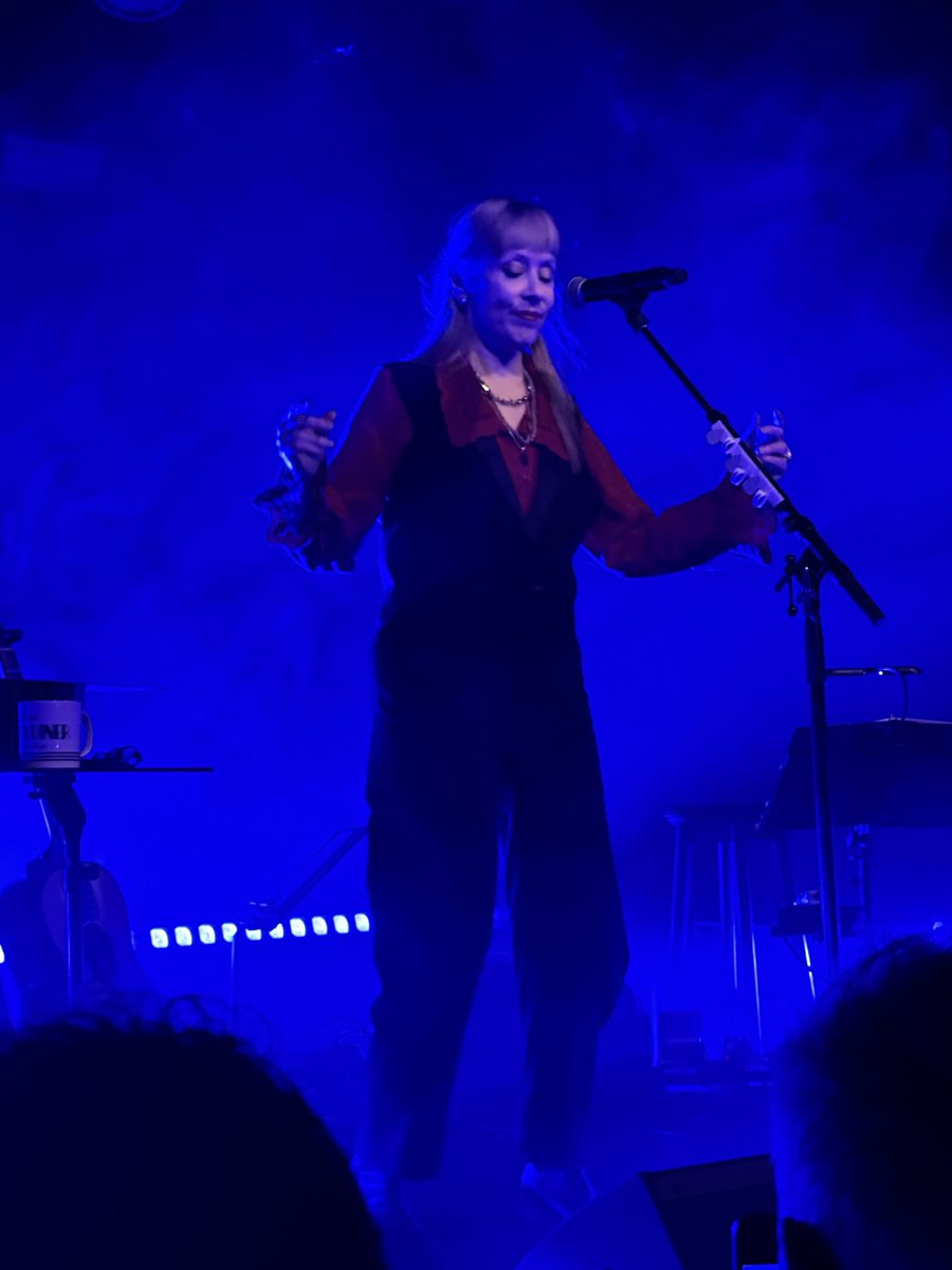 MasTwitts's tweet image. Os cuento algo personal con un poco de #neurociencia.

Ayer vi a Suzanne Vega en concierto. Muy fan desde mis 18. Su voz, sus letras, esa forma tan única de emocionar… como si el tiempo no hubiera pasado porque la #música que escuchamos en la #adolescencia forma parte de quienes