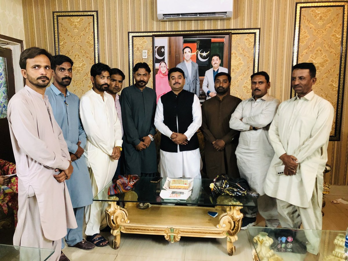 ImranKhanzada_'s tweet image. Today : Attending Social Media Meeting Presidency By Mayor Hyderabad @KashifShoroPPP Sb ❣️ Att Shoro House 🏡.

Thank You Boss #Mayor Sb For Respect And Support 🙏 

#MayorBadalRahaHaiHyderabad 

@jamkhanshoro @buriroGM @bilalshoro376