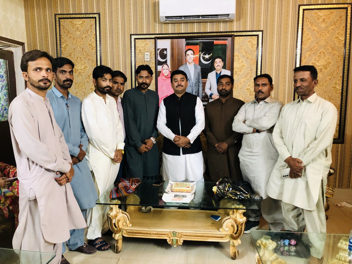 ImranKhanzada_'s tweet image. Today : Attending Social Media Meeting Presidency By Mayor Hyderabad @KashifShoroPPP Sb ❣️ Att Shoro House 🏡.

Thank You Boss #Mayor Sb For Respect And Support 🙏 

#MayorBadalRahaHaiHyderabad 

@jamkhanshoro @buriroGM @bilalshoro376