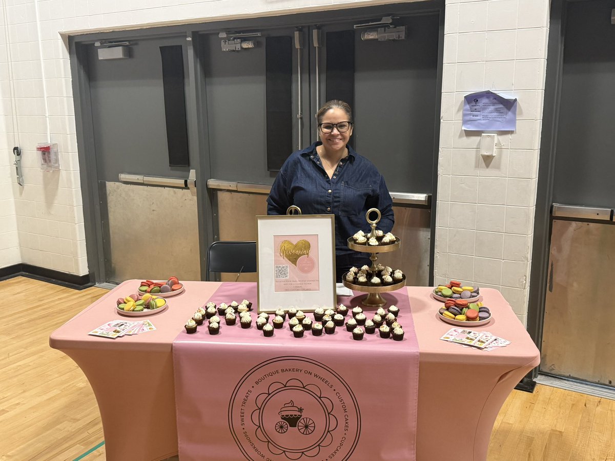 NA_VMS's tweet photo. Thank you to The Cupcake Carriage for donating their yummy treats at opening night of VMS High School Musical, Jr! @CupcakeCarriage https://t.co/WyYReuxDU4