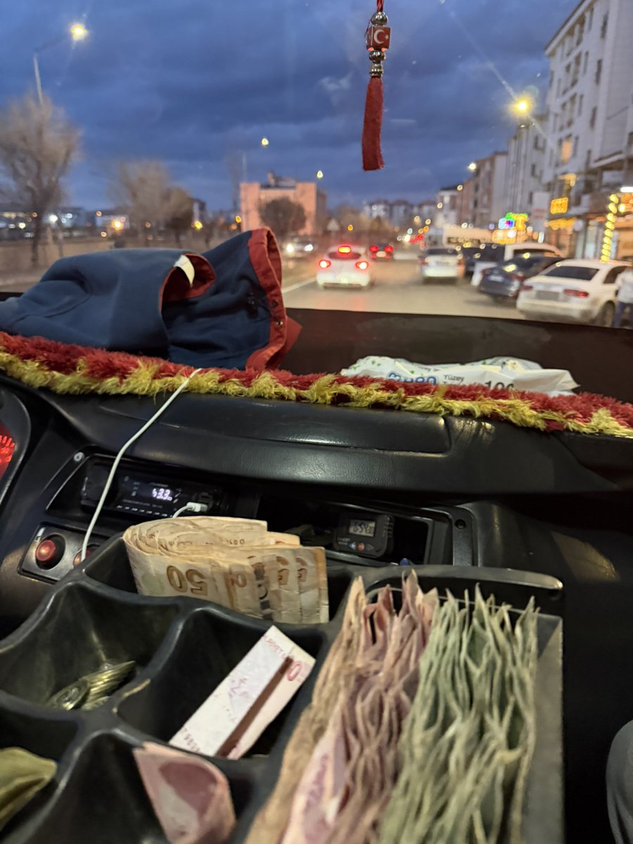 aksuseymaa's tweet photo. Akşama kadar Arş. Gör. Akşamdan sonra muavin mod 😬 https://t.co/7jsM0qwC2Q