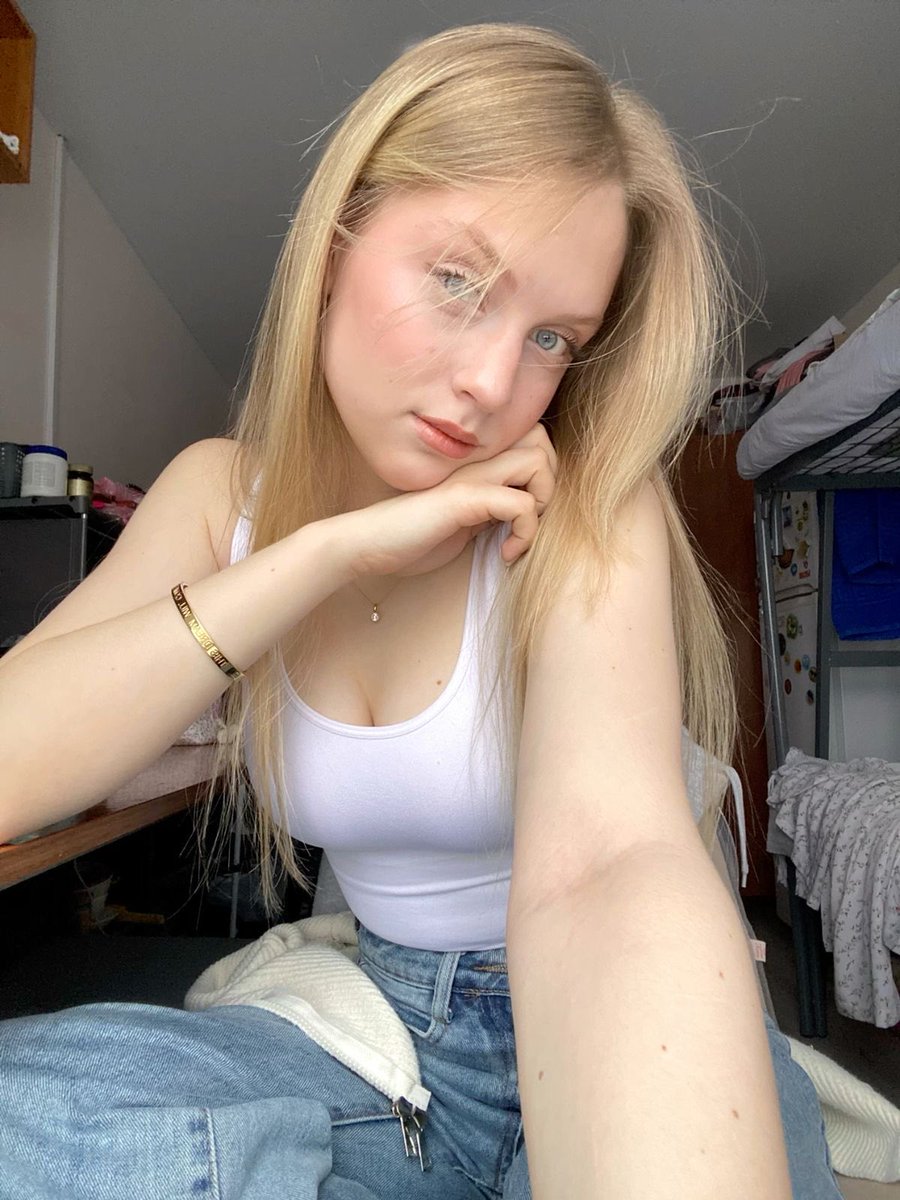 _Esha_Hun_yar's tweet image. Me or $2 billions?