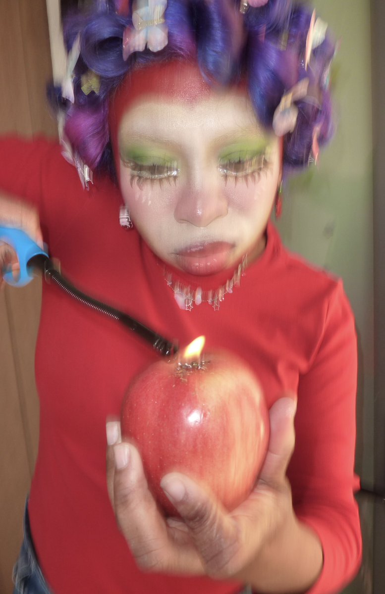 throwback to when I tried to smoke thru an apple bong 🍎💨