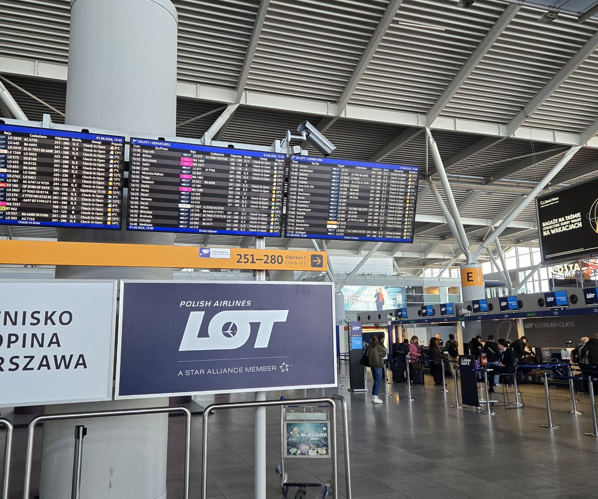 Parayas_SDR's tweet image. ✈️🇵🇱 Varsovia está montando sin hacer mucho ruido, uno de los hubs con más futuro de Europa.

LOT lo tiene todo: ubicación, demanda y un mercado polaco cada vez más fuerte.

Ojalá verla algún día aterrizando por el norte...
#LOT #Varsovia