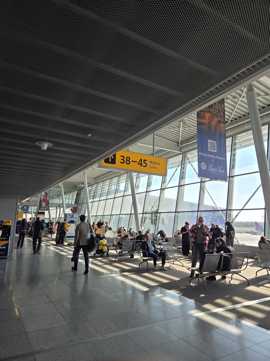 Parayas_SDR's tweet image. ✈️🇵🇱 Varsovia está montando sin hacer mucho ruido, uno de los hubs con más futuro de Europa.

LOT lo tiene todo: ubicación, demanda y un mercado polaco cada vez más fuerte.

Ojalá verla algún día aterrizando por el norte...
#LOT #Varsovia