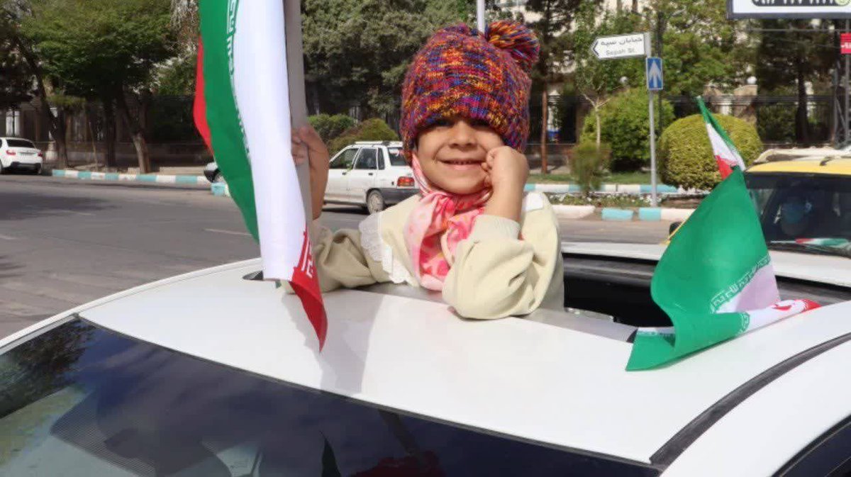 امسال با حضورمون تو خیابون ، 
دوباره با افتخار به جمهوری اسلامی آری گفتیم...
#جمهوری_اسلامی_ایران