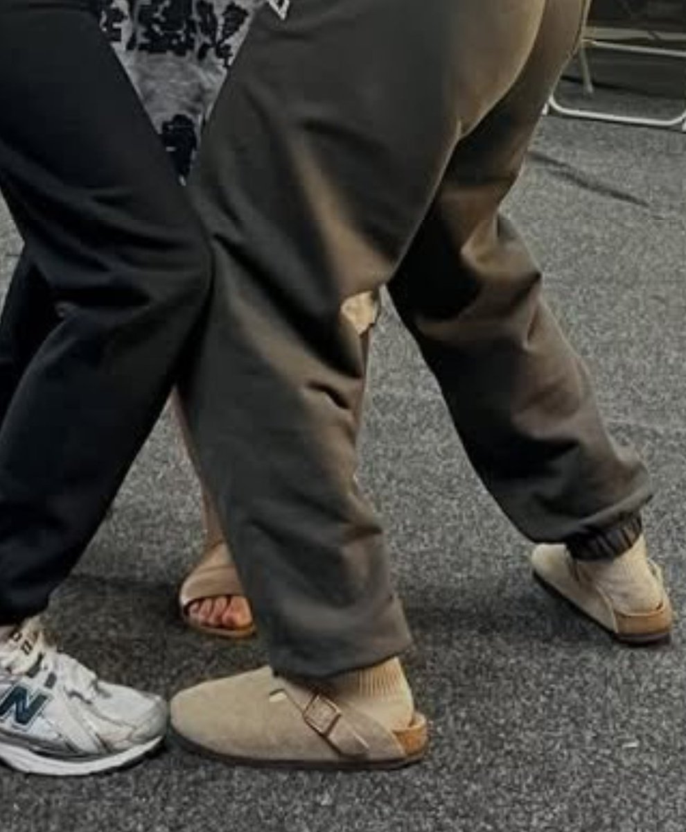 erikista's tweet photo. [Yerin's wrap gift for Luke]

Birkenstock Boston Clogs

*color is unspecified but this is the specific model as Luke pointed out in the quoted video (1st photo)

*Yerin also uses the same sandals on set (2nd photo) https://t.co/d6LkrzeMDM