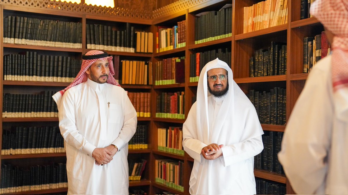 kawlaa_sa's tweet photo. سعادة الأمين العام لـ #مجمع_الملك_عبدالعزيز_للمكتبات_الوقفية الأستاذ/ صالح بن مالك صديق يستقبل عضو مجلس أمناء المجمع ولجنتيه التنفيذية والعلمية سعادة الأستاذ الدكتور/ تركي بن سهو العتيبي، وقد اطلع خلال زيارته على مكتبات المجمع ومراكزه المتخصصة. https://t.co/SYWbBttaEL