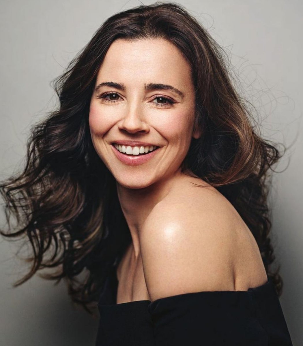 doocentral's tweet photo. Linda Cardellini falou sobre como a Velma dela e sua icônica roupa de couro vermelha em ‘Scooby-Doo 2: Monstros à Solta’ (2004) foram o despertar sexual de muitas lésbicas.

— Nós nunca temos ideia do quanto estamos tendo impacto em alguém quando estamos fazendo alguma coisa, me sinto muito honrada!

Fonte: @pinknews e @gaytimes.