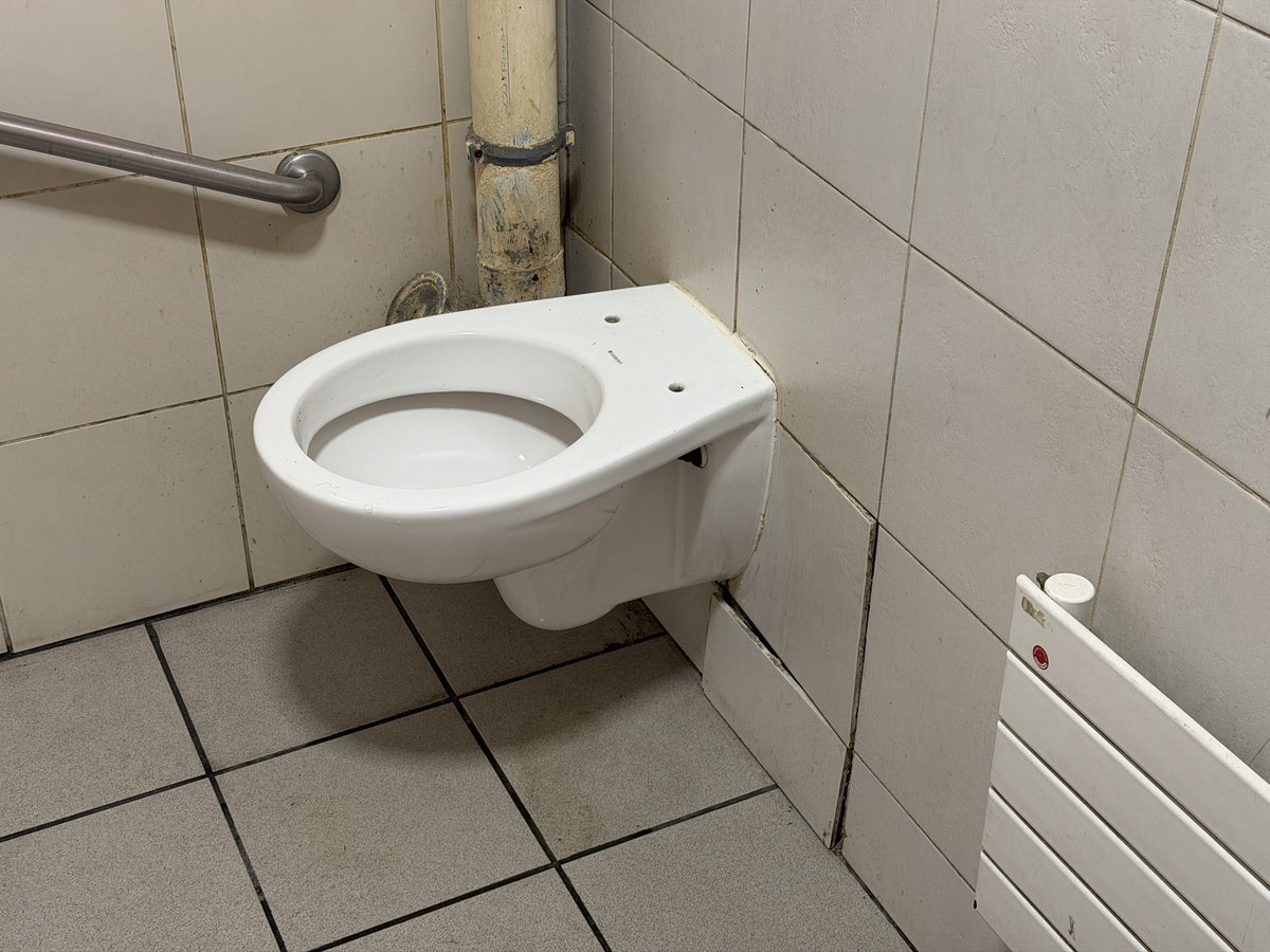 cedpra's tweet photo. Bonjour @ConnectGares, est-ce normal des toilettes H/F dans un tel état de délabrement et de saleté gare Champagne Ardenne TGV ? Aucun entretien n’est fait sérieusement (🍄‍🟫) et en plus tout est dysfonctionnel. Je crois rêver. C’est IMMONDE ! 🤮
cc: @SNCFVoyageurs #SNCF https://t.co/NYJUvhDbI9