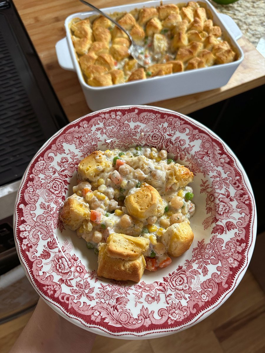 liveeatlearn's tweet photo. Dump and bake veggie pot pie! You just dump everything into a casserole dish, top with biscuits, and bake https://t.co/zSXTBtxQ8A https://t.co/I6EJPzhV2O
