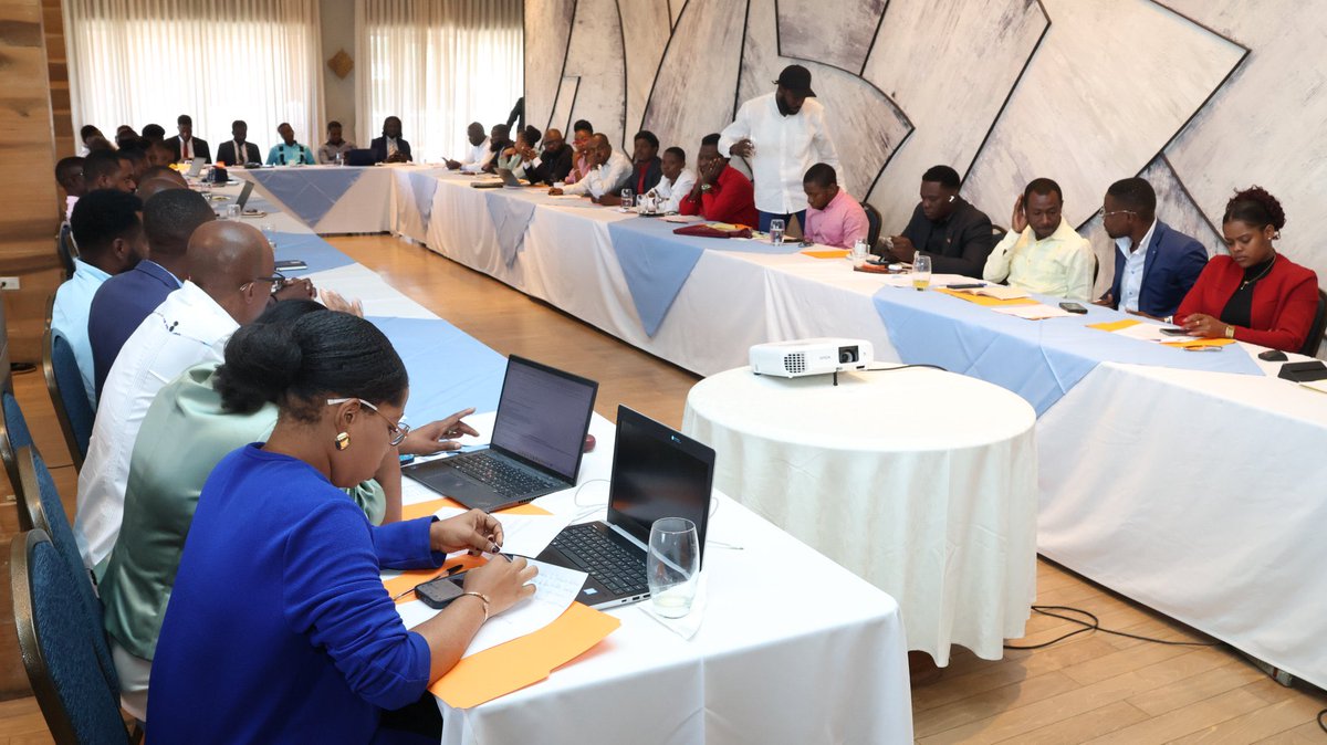 AyitiPostt's tweet photo. Ayiti – BINUH ak Jèn Lidè : Dyalòg pou w ranfòse gouvènans ak estabilite. Anviwon 50 jèn lidè ayisyen te patisipe nan yon rankont ak Bureau intégré des Nations unies en Haïti (BINUH) sou aplikasyon Pak Nasyonal pou estabilite ak òganizasyon eleksyon yo. Daprè òganizatè yo, inisyativ sa a vize ankouraje patisipasyon jèn yo nan dyalòg politik ak nan efò gouvènans, nan kad preparasyon pou eleksyon ki kredib. Rankont la te pèmèt mete an valè wòl kle jèn yo nan pwosesis politik ak elektoral la, kote angajman yo konsidere kòm esansyèl pou ankouraje enstitisyon yo plis enklizif epi ranfòse estabilite nan peyi a. #AyitiPost