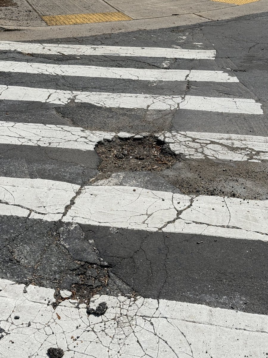 ltkarr's tweet photo. @MCDOTNow please fix the pothole at Folkstone and Hartsdale - thank you! https://t.co/nxyn93XTco