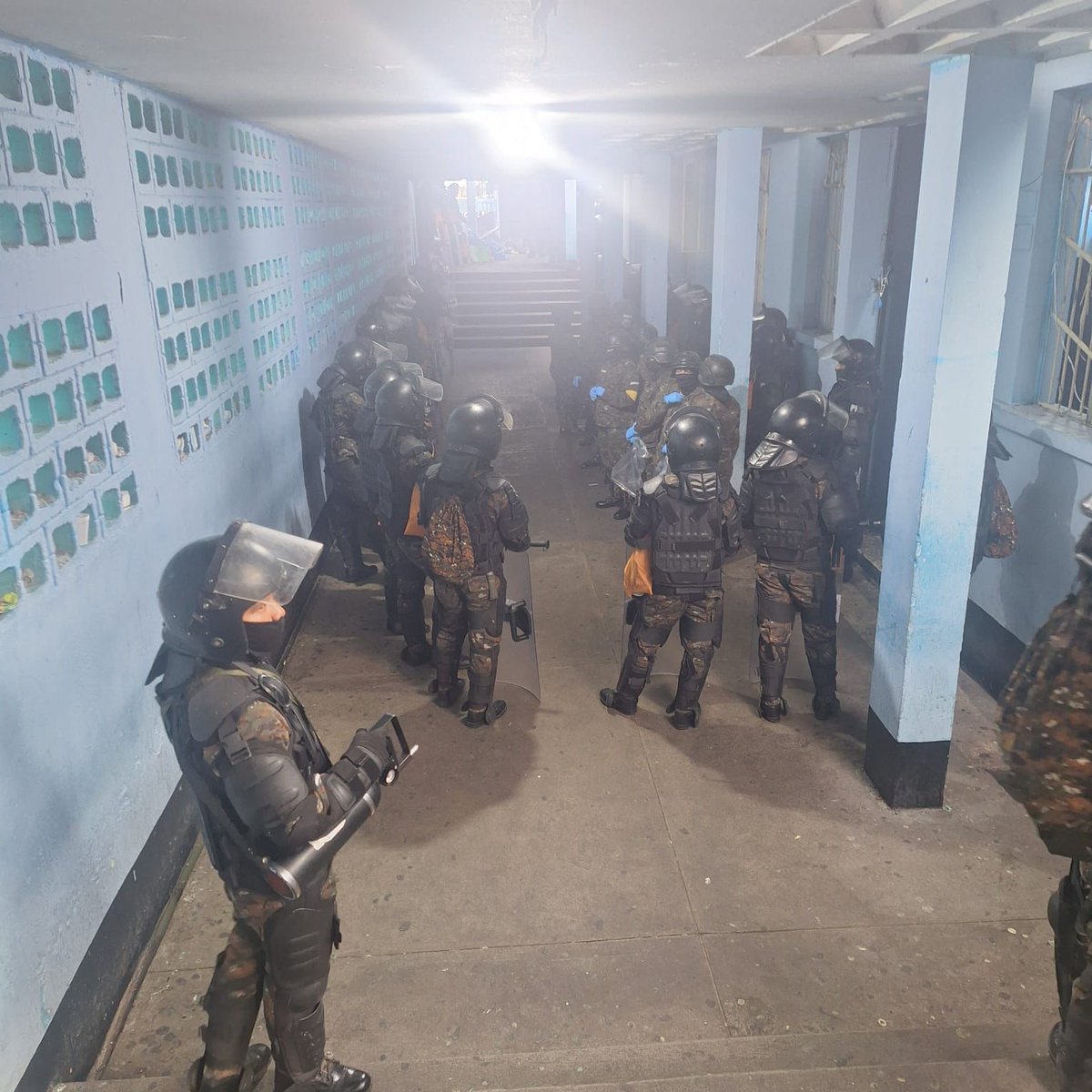 _SPGuatemala's tweet photo. Como parte de las acciones del Plan de Seguridad en Semana Santa de la #DGSP se realiza junto al Ejército, en el Centro de Detención Preventiva Santa Teresa, operativo de requisa focalizada por sectores. Resultados preliminares, incautación de 40 teléfonos y droga. #ControlYOrden https://t.co/ejSz13mFc0
