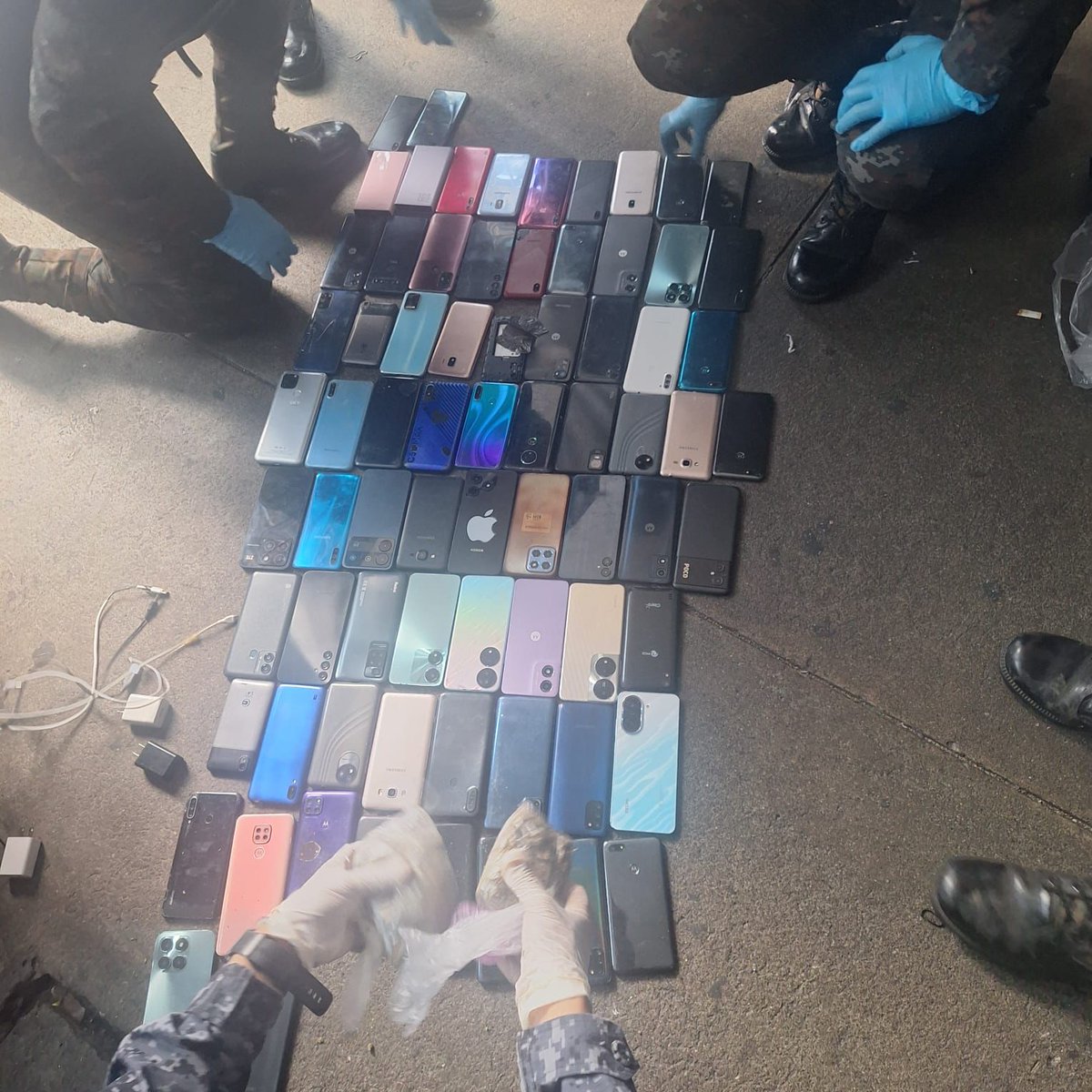 _SPGuatemala's tweet photo. Como parte de las acciones del Plan de Seguridad en Semana Santa de la #DGSP se realiza junto al Ejército, en el Centro de Detención Preventiva Santa Teresa, operativo de requisa focalizada por sectores. Resultados preliminares, incautación de 40 teléfonos y droga. #ControlYOrden https://t.co/ejSz13mFc0