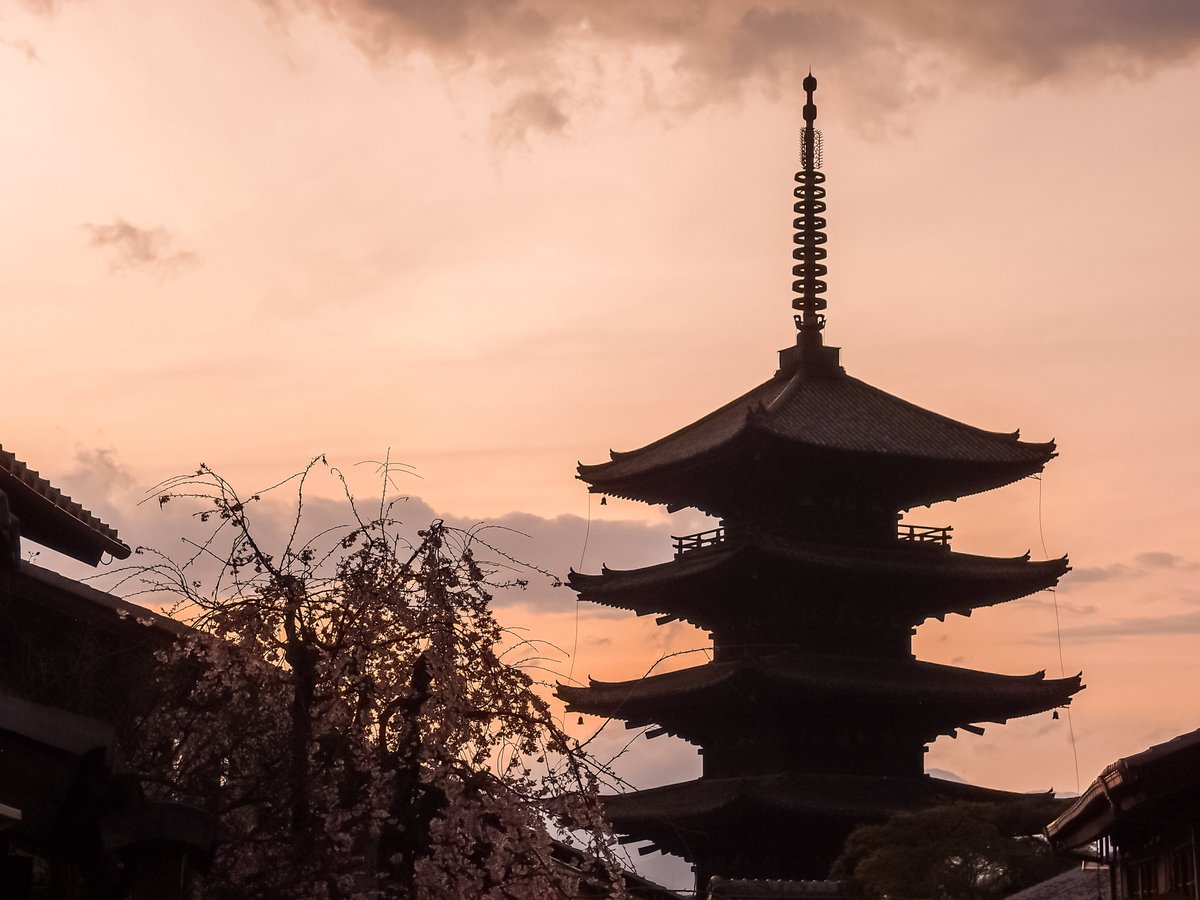 naonao77700's tweet image. こんばんは🐻✨

右手、骨折してる自分だから
この旅で、大活躍してる
コンデジ📷
なかなか、いい仕事してくれています😊✨

15年前の、1000万画素のコンデジで、これだけ撮れたら
いいかなぁ☺️✨
って、思った🐻

OLYMPUS  XZ-1

＃京都
＃夕日
＃コンデジ撮影