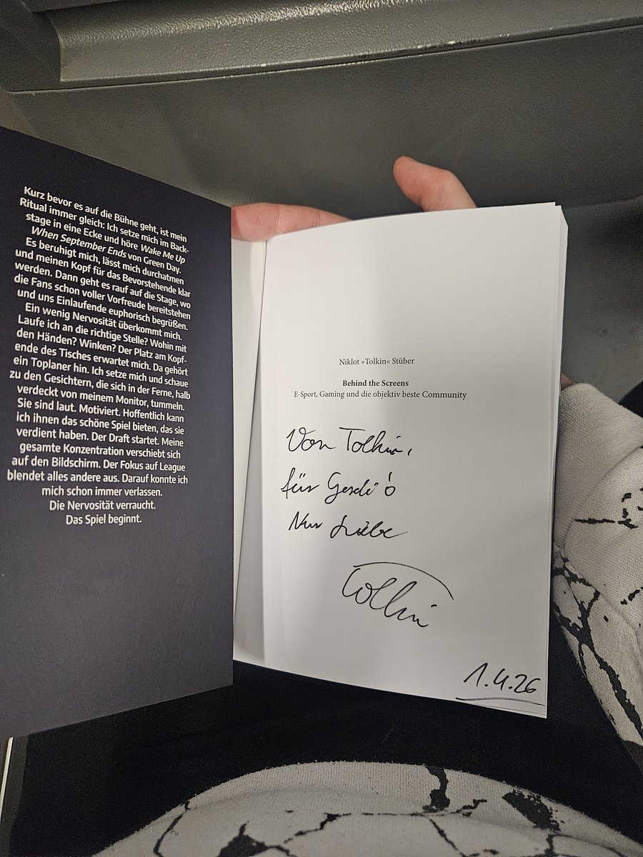 Thegrauen's tweet photo. Nur Liebe! Ich danke dir @TolkinLoL  für die tollen Worte! Es war mega dich zu Treffen ich freue mich sehr danke! Und großen dank an die beiden aus der Schlange merci! Hat mich echt gefreut und beim nächsten mal sage ich dir das wofür ich mich auch bedanken wollte! https://t.co/AEa8Tf81Pe